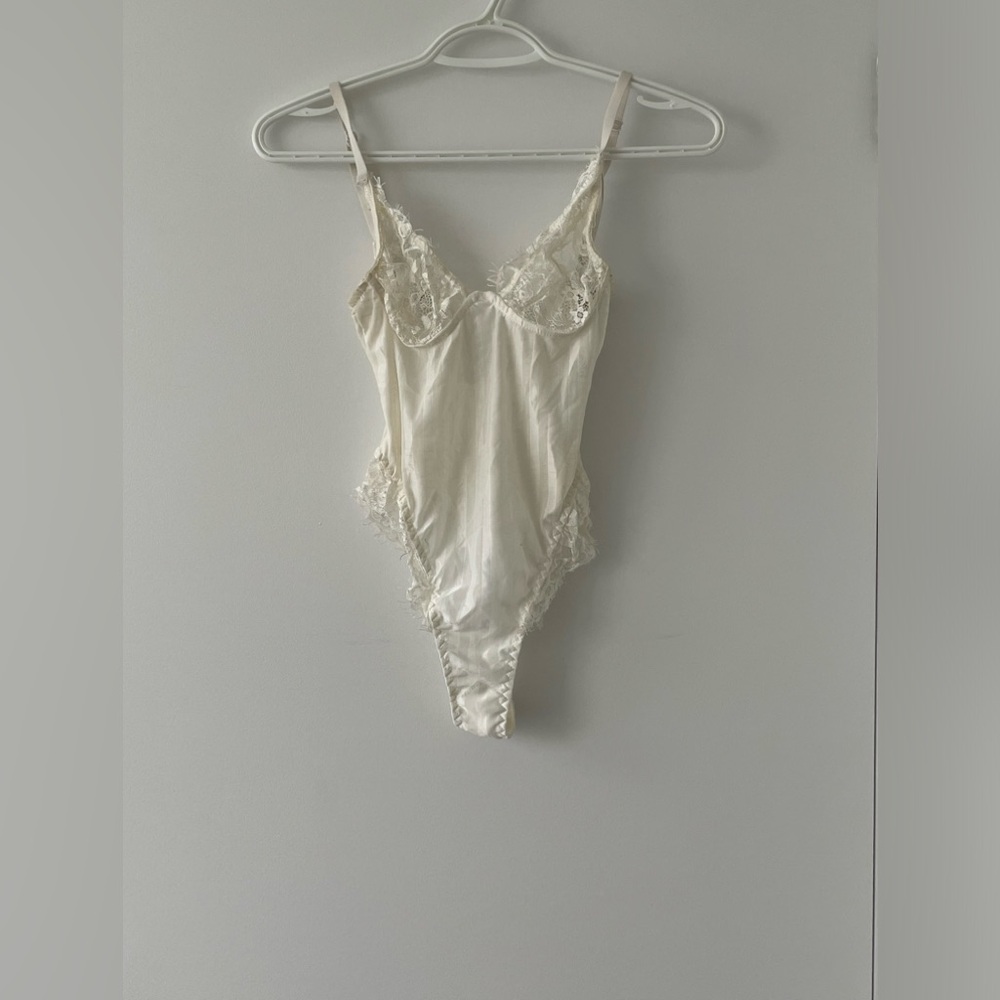 White Lace Bodysuit - size M / US 6